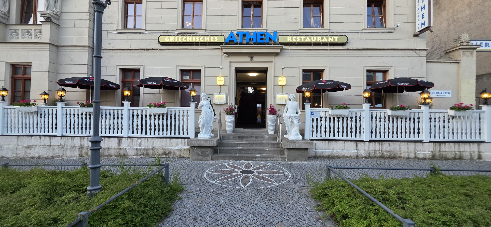 Eingang und Terrasse des Restaurant Athen